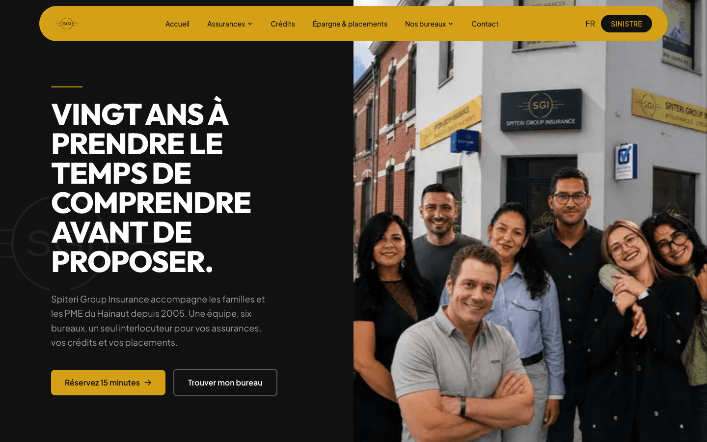 Une équipe de courtiers en assurances posant devant leur bureau, exprimant la professionnalité et la proximité avec les clients. L'environnement est chaleureux et accueillant.
