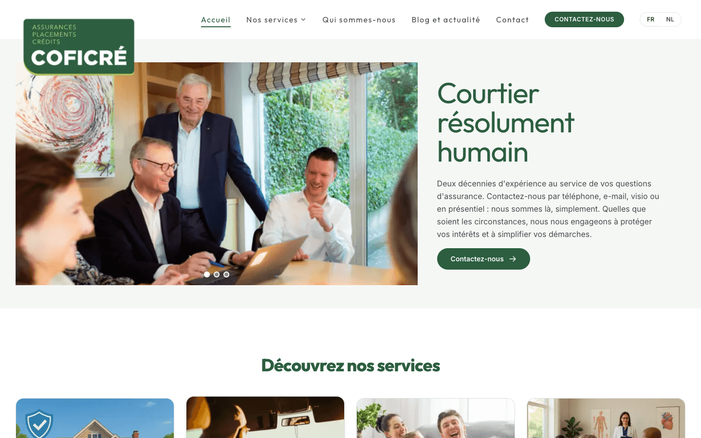 Rencontre de courtiers en assurances dans un bureau lumineux, discutant autour d'un ordinateur portable.