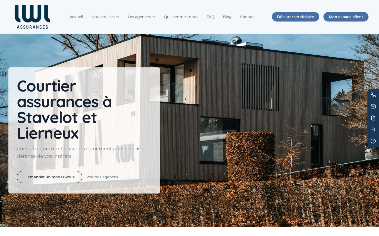 Maison moderne en bois avec un aménagement paysager, représentant un courtier en assurances à Stavelot et Lierneux.